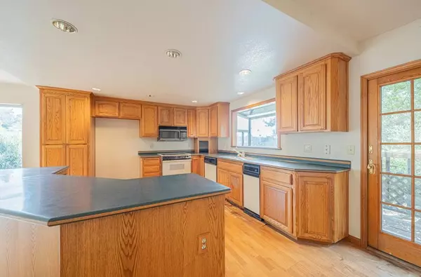 Salinas, CA 93907,19400 Eden CT