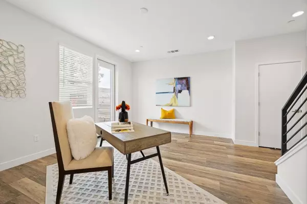 Oakland, CA 94607,1307 Pullman WAY