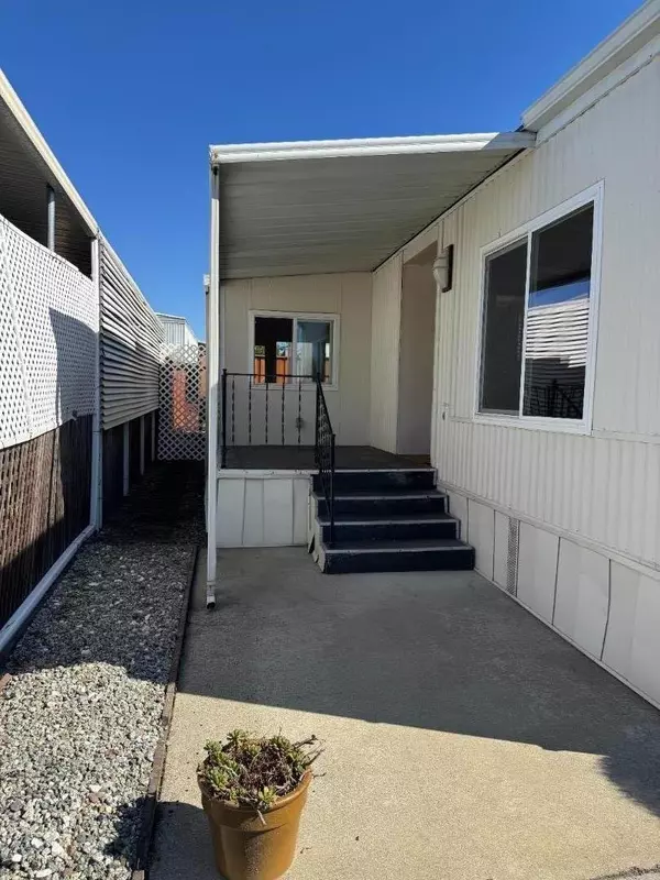 Capitola, CA 95010,4425 Clares