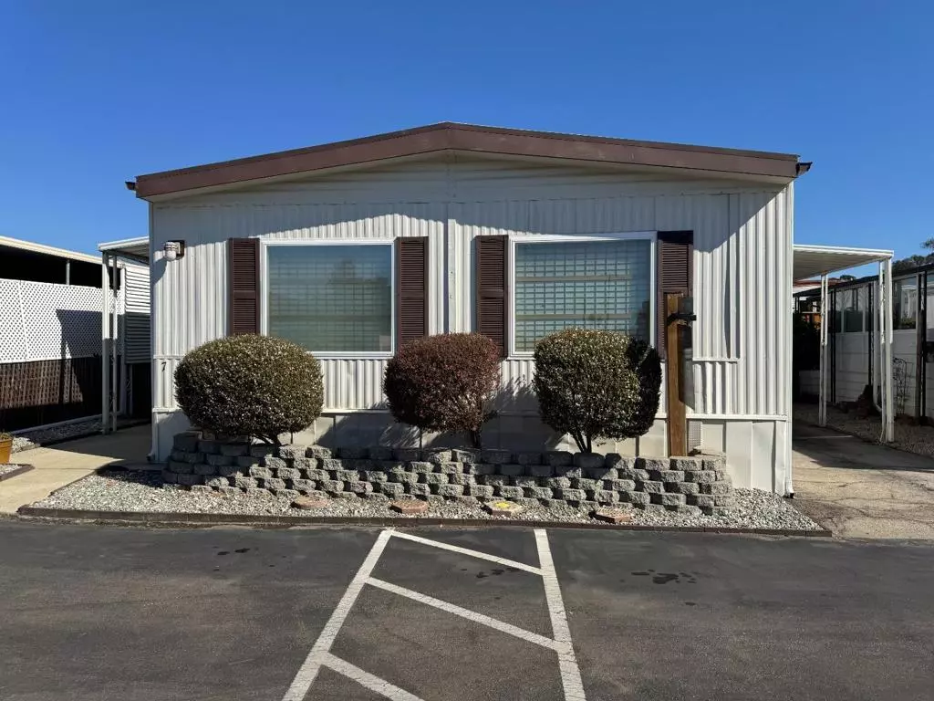 Capitola, CA 95010,4425 Clares