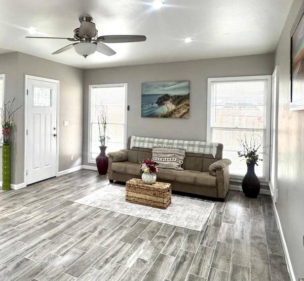 Long Beach, CA 90808,6142 E Peabody ST