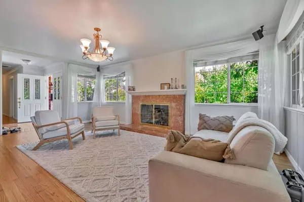 Palo Alto, CA 94306,225 W Meadow DR