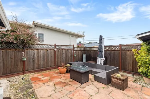 Pacifica, CA 94044,1138 Manzanita DR