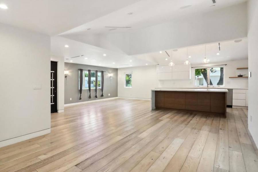 19041 Calvert ST, Tarzana, CA 91335