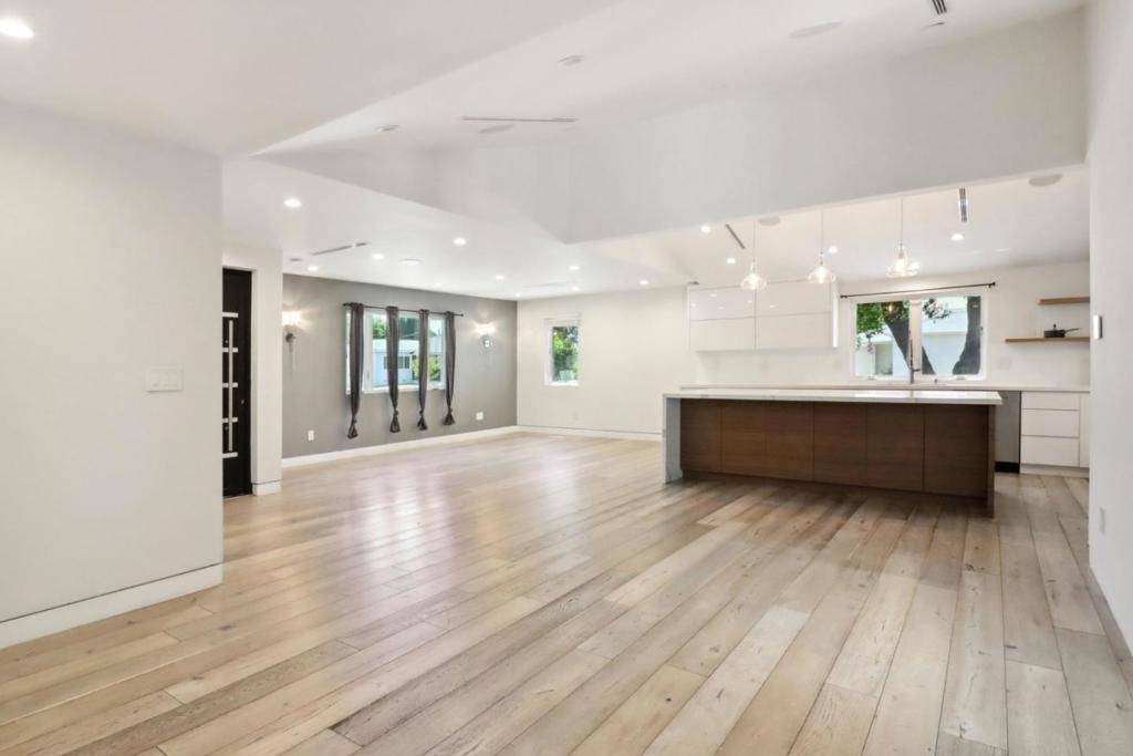Tarzana, CA 91335,19041 Calvert ST