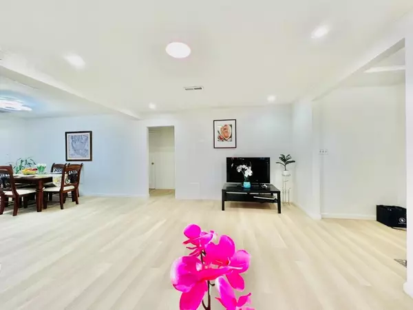 Redwood City, CA 94063,536 Flynn AVE