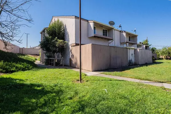 918 Acosta PLZ #61, Salinas, CA 93905