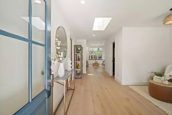 Menlo Park, CA 94025,911 Peggy LN