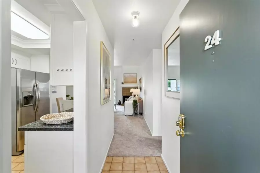 24 Pelican LN, Redwood City, CA 94065