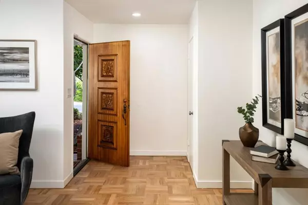 Palo Alto, CA 94303,527 Rhodes DR