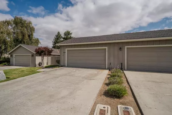Hollister, CA 95023,664 Duffin DR