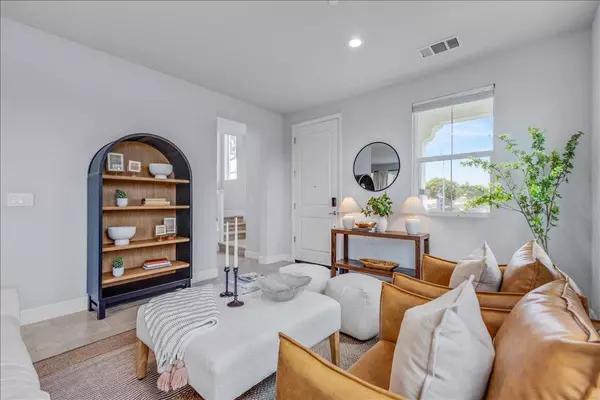 Marina, CA 93933,2943 Abrams DR