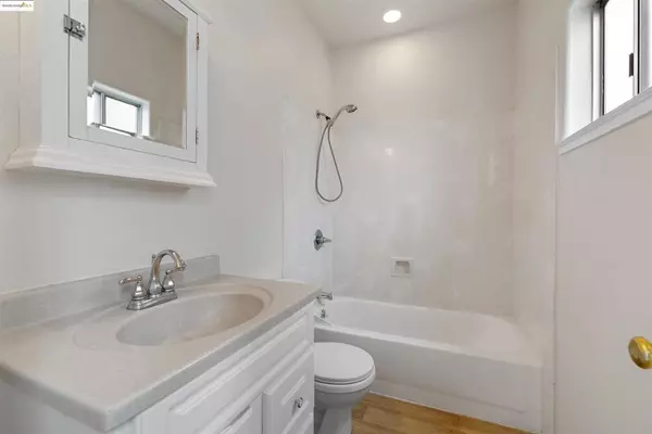 Berkeley, CA 94703,1619 Fairview ST #2