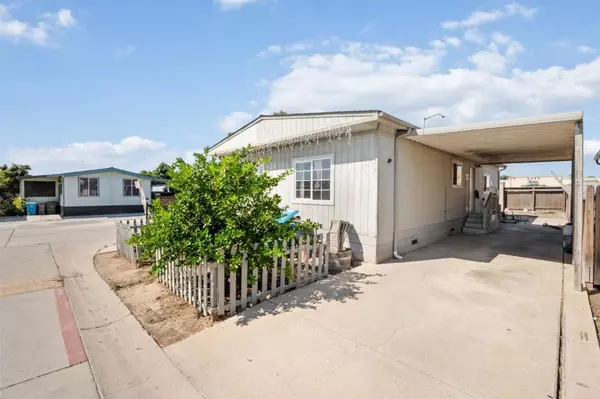 1 Appletree LN, Hollister, CA 95023