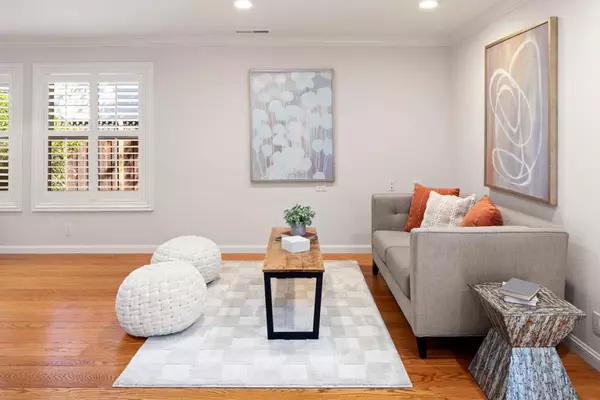 Palo Alto, CA 94306,880 Moana CT