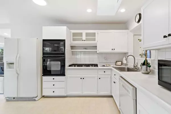 Redwood City, CA 94063,22 Wayne CT