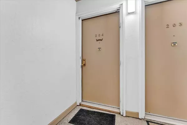 San Mateo, CA 94402,1685 Bayridge WAY #204