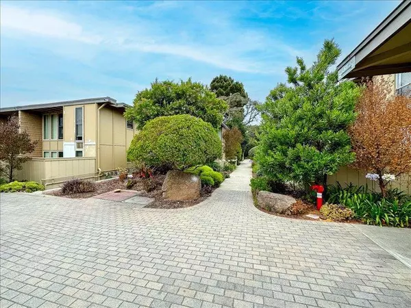 Monterey, CA 93940,451 Dela Vina AVE #405