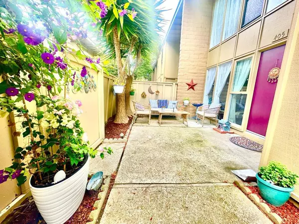 Monterey, CA 93940,451 Dela Vina AVE #405