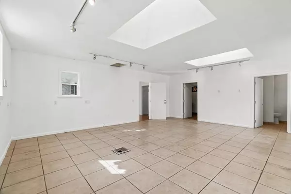 Santa Cruz, CA 95060,901 River ST