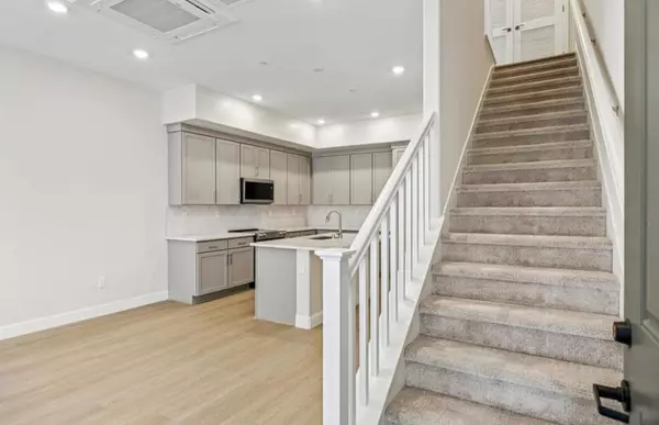 San Mateo, CA 94403,2417 Willow WAY