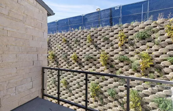 San Mateo, CA 94403,2417 Willow WAY