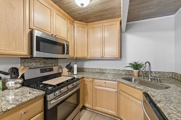 Redwood City, CA 94063,42 Saint Marys PL