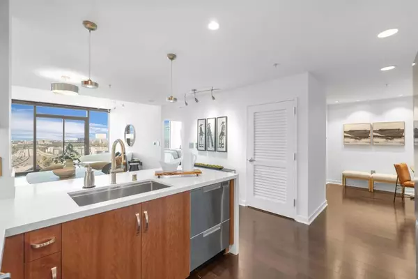 San Jose, CA 95110,38 Almaden #1413