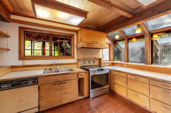 Half Moon Bay, CA 94019,1009 Miramontes ST