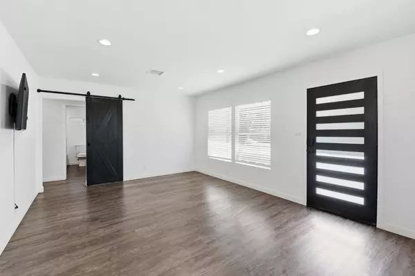 Van Nuys, CA 91406,17055 Gault ST