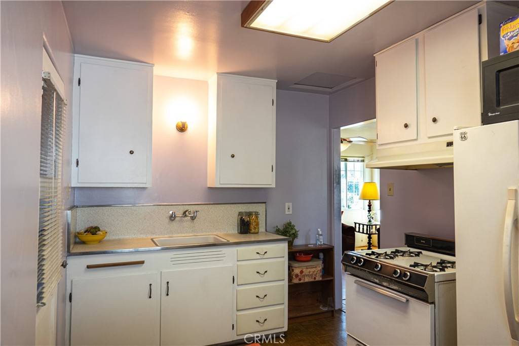 Azusa, CA 91702,948 W Bayless ST