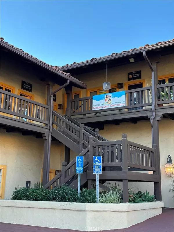 Vista, CA 92084,110 Civic Center DR #203