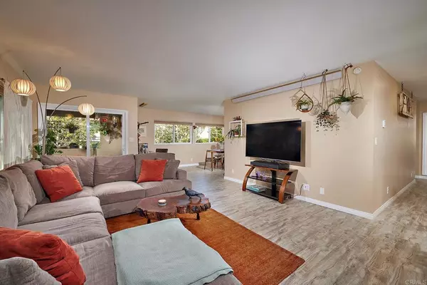 Carlsbad, CA 92009,2517 Navarra DR #1F