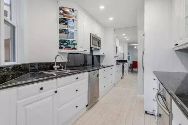 La Jolla, CA 92037,8429 Via Mallorca #112