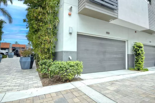 Carlsbad, CA 92008,2557 STATE ST