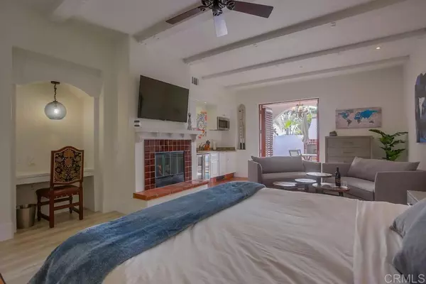 Carlsbad, CA 92009,7323 Estrella de Mar RD #32