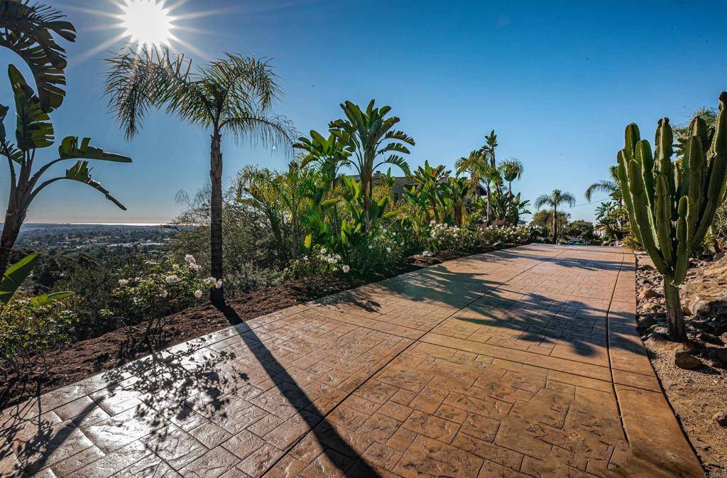 Vista, CA 92084,2362 Edgehill RD