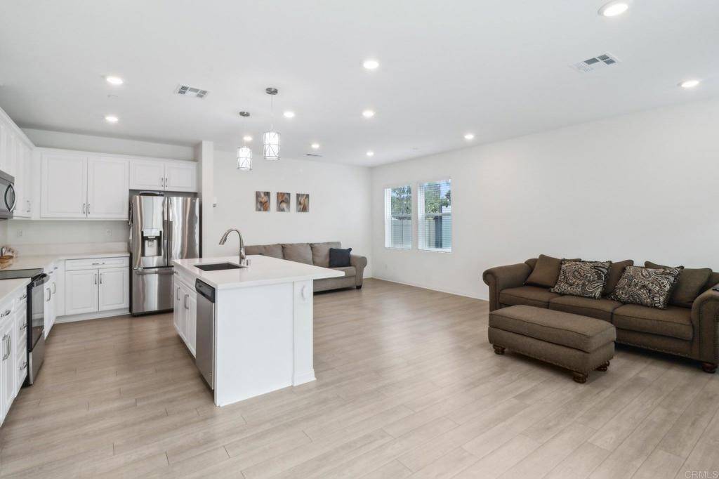 Vista, CA 92083,1338 Mesquite Dr
