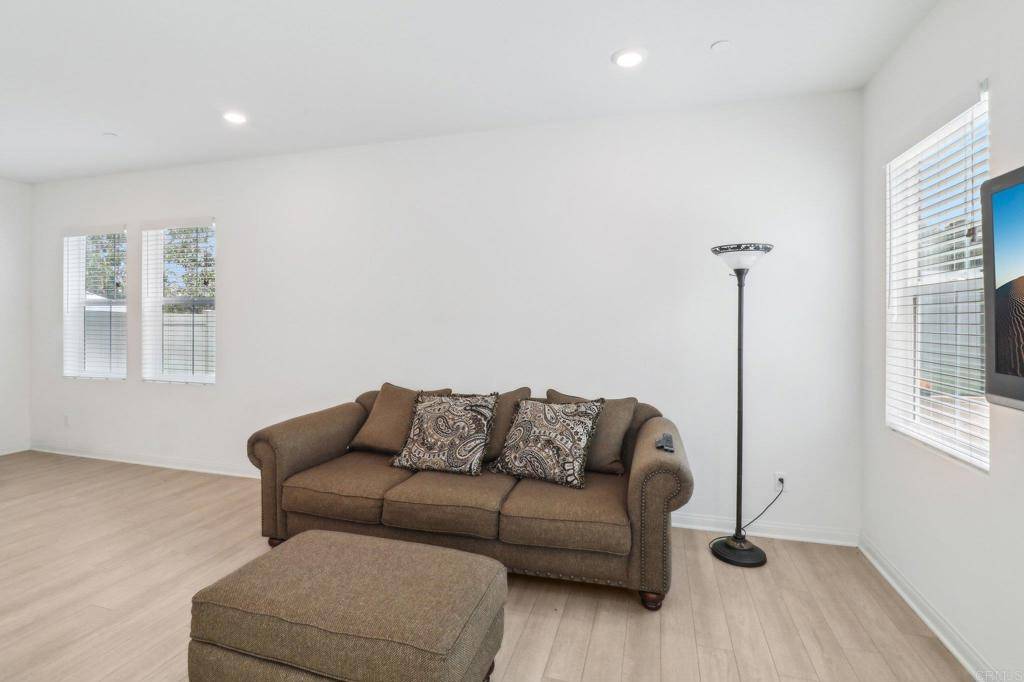 Vista, CA 92083,1338 Mesquite Dr