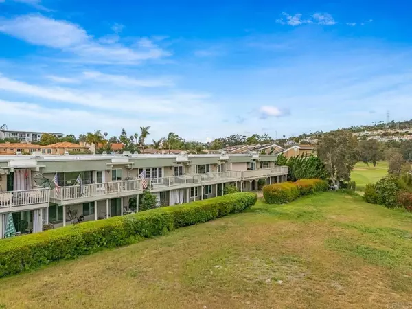Carlsbad, CA 92009,7520 Jerez Court #E