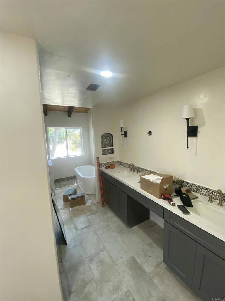 Vista, CA 92084,2918 Fairview DR