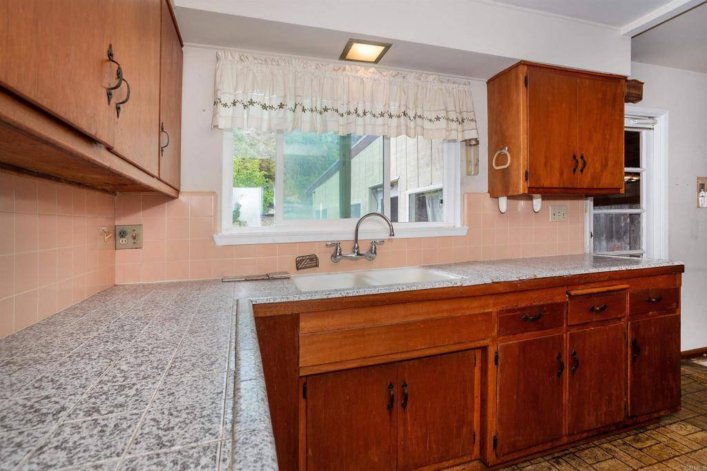 San Diego, CA 92139,6442 Seascape DR