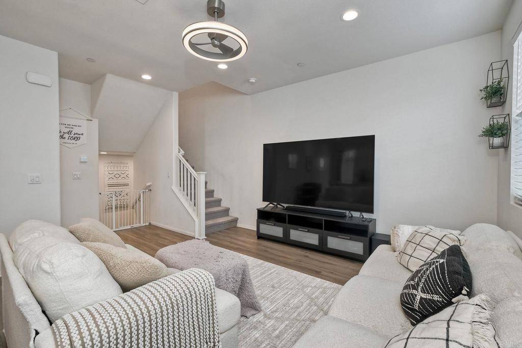 Vista, CA 92081,2211 Solara LN