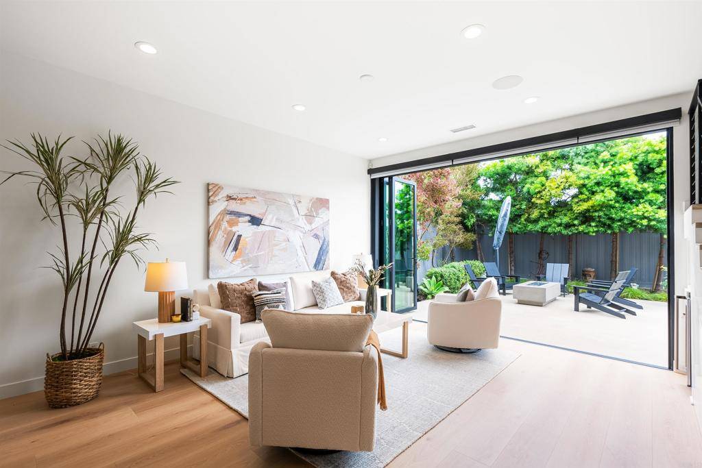 Encinitas, CA 92024,1067 Neptune Avenue