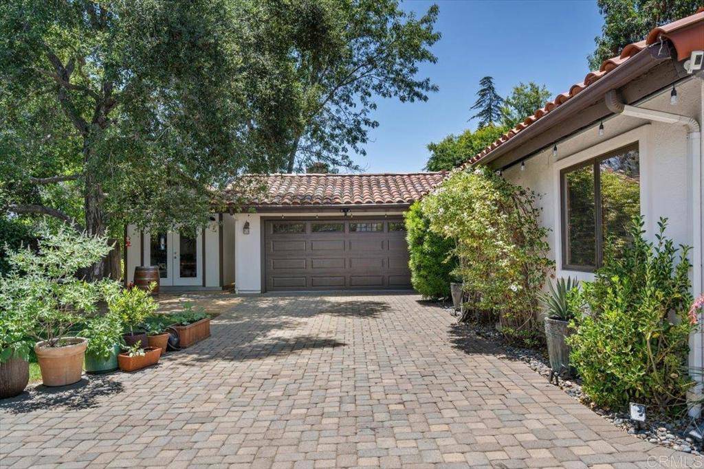 Vista, CA 92084,1043 Cypress DR