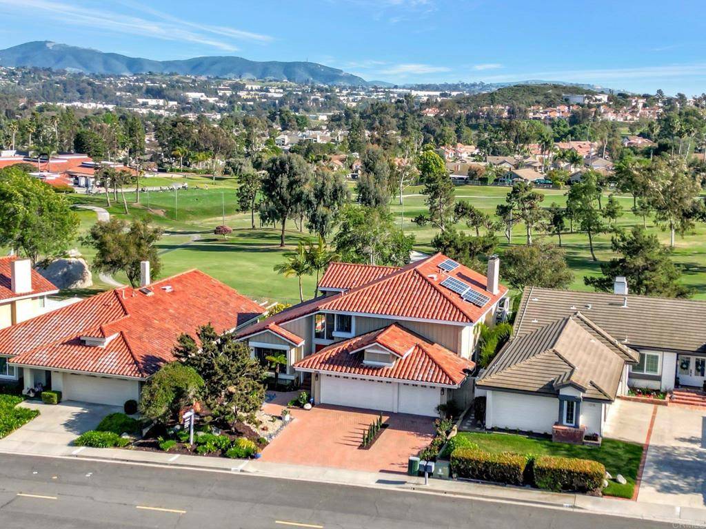 1211 Countrywood LN, Vista, CA 92081