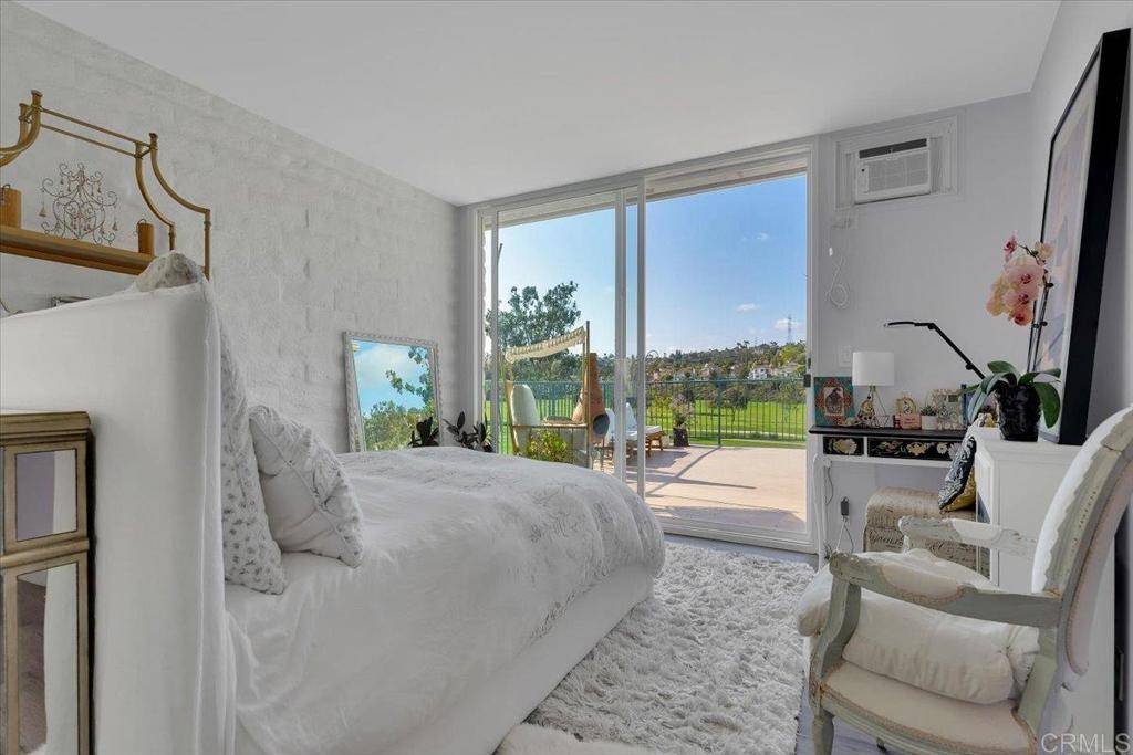 Carlsbad, CA 92009,2544 Navarra DR #12