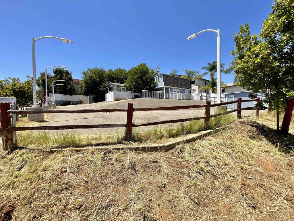 Fallbrook, CA 92028,205 219 W Mission RD