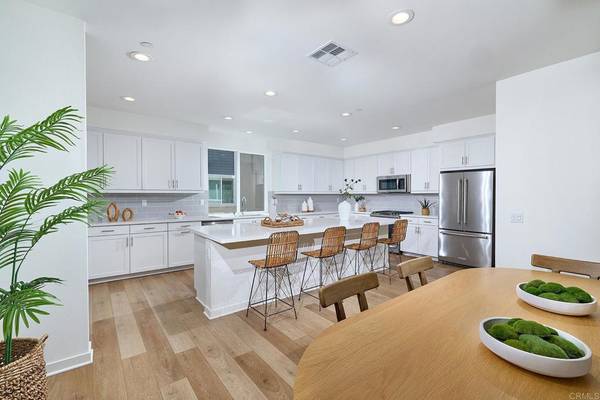 Carlsbad, CA 92009,6140 Colt PL #104