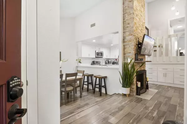 Carlsbad, CA 92009,2352 Altisma WAY #13